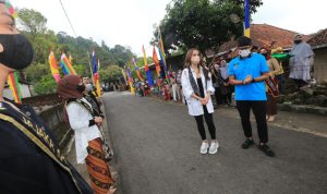 Menteri Pariwisata dan Ekonomi Kreatif, Sandiaga Salahuddin Uno (kanan) ditemani artis Cinta Laura (kiri).