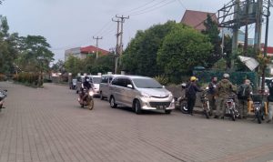 Suasana depan gerbang masuk Perumahan Janati Park di Desa Cibeusi, Kecamatan Jatinangor, Kabupaten Sumedang pada Selasa (1/6). (Yanuar Baswata/Jabar Ekspres)