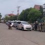 Suasana depan gerbang masuk Perumahan Janati Park di Desa Cibeusi, Kecamatan Jatinangor, Kabupaten Sumedang pada Selasa (1/6). (Yanuar Baswata/Jabar Ekspres)