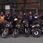 Komunitas Motor Klasik Kancil Owners Indonesia (KOIN) saat foto bersama di depan Perumahan Janati Park, Desa Cibeusi, Kecamatan Jatinangor, Kabupaten Sumedang pada Selasa (1/6). (Yanuar Baswata/Jabar Ekspres)