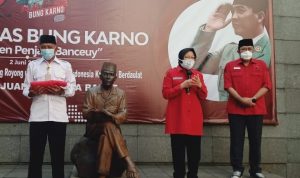 Menteri Sosial, Tri Rismaharini saat melakukan napak tilas jejak Soekarno di Kota Bandung, Rabu (2/6). (Nurrani Rusmana/Jabar Ekspres)