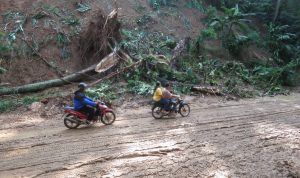 Hujan Deras, Sejumlah Wilayah KBB Diterjang Longsor Material longsor masih menutupi Jalan Cipeundeuy, KBB, seusai hujan deras mengguyur.