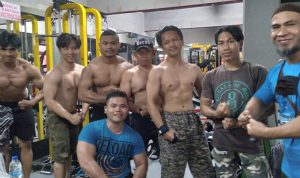 Entoh (kanan) bersama anggota fitnes dan anak didiknya yang tengah disiapkan untuk ikuti kejuaraan Disjas AD Body Contest Open 2021, Rabu (2/6). (Yanuar Baswata/Jabar Ekspres)