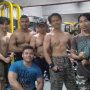 Entoh (kanan) bersama anggota fitnes dan anak didiknya yang tengah disiapkan untuk ikuti kejuaraan Disjas AD Body Contest Open 2021, Rabu (2/6). (Yanuar Baswata/Jabar Ekspres)