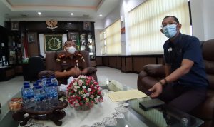 Kepala Kejaksaan Negeri Kabupaten Bandung, Paryono (kiri) bersama Kepala Seksi Perdata dan Tata Usaha Negara (Datun) pada Kejari Kabupaten Bandung, Noordien Kusumanegara.