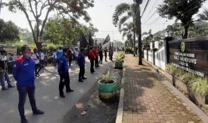 Ratusan buruh gabungan GOBSI dan KSPSI Jawa Barat berunjuk rasa di depan Kantor Pengadilan Bale Bandung di Baleendah, Kabupaten Bandung, Kamis (3/6).