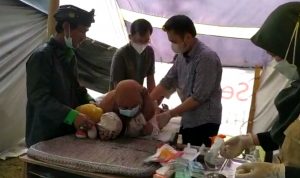 Seorang anak warga Lembang menjadi peserta khitanan massal di Puncak Eurad.