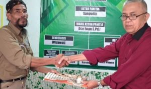 Bakal Calon Kepala Desa Jatiroke, Dede Hidayat (kanan) bersama Ketua Panitia Pilkades Jatiroke, Saepudin, Kamis (3/6). (Yanuar Baswata/Jabar Ekspres)
