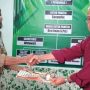 Bakal Calon Kepala Desa Jatiroke, Dede Hidayat (kanan) bersama Ketua Panitia Pilkades Jatiroke, Saepudin, Kamis (3/6). (Yanuar Baswata/Jabar Ekspres)