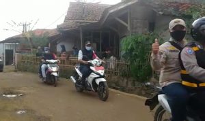 Tim Satgas Covid-19 Desa Tegalmanggung, Kecamatan Cimanggung, Kabupaten Sumedang saat lakukan woro-woro sosialisasi protokol kesehatan. (Yanuar Baswata/Jabar Ekspres)