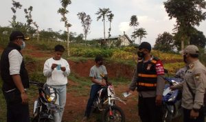 Tim Satgas Covid-19 Desa Tegalmanggung saat membagikan masker kepada warga.