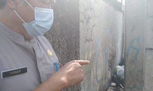 Kepala Dinas LHK Kabupaten Sumedang Yosep Suhayat saat meninjau lokasi TPAS di Kawasan Industri Dwipapuri, Kamis (3/6).