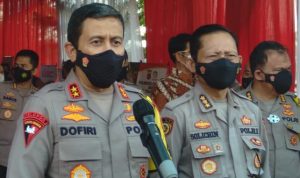 Kapolda Jabar, Irjen Pol Ahmad Dofiri (kiri) saat jumpa pers di Perumahan Buana Cicalengka Raya, Kecamatan Cicalengka, Kabupaten Bandung, Jumat (4/6). (Yanuar Baswata/Jabar Ekspres)