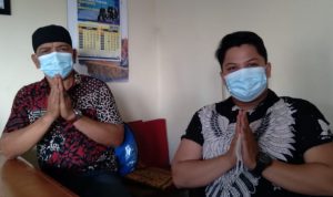 Kepala Desa Cicalengka Wetan, Nanang Sutrisna (kiri) bersama Sekertaris Desa, Ardi Sahri (kanan) saat ditemui Jabar Ekspres di tempat kerja Sekdes pada Kamis (27/5) lalu. (Yanuar Baswata/Jabar Ekspres)