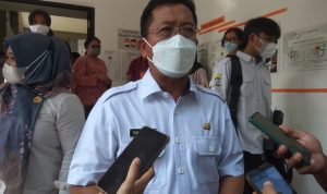 Sentuh 89 Persen, Bed Occupancy Ratio di Kota Bandung Sekda Kota Bandung, Ema Sumarna usai monitoring simulasi PTM terbatas di SD Gagas Ceria. (Foto: Nurrani Rusmana/Jabar Ekspres)