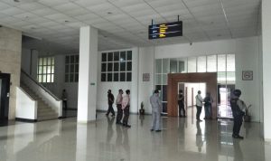 Sejumlah petugas kepolisian dan keamanan internal berjaga di gedung utama Pemda KBB dalam rangka pengamanan pemeriksaan ASN oleh KPK.