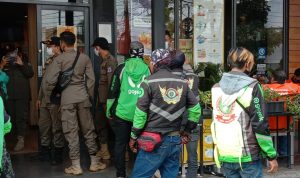 Petugas Satgas Covid-19 datang mengurai kerumunan di McDonald's Cimahi, Rabu (9/6). (Intan Aida/Jabar Ekspres).