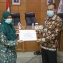 Pelaksana Tugas (Plt.) Wali Kota Cimahi, Ngatiyana memberikan simbolis bantuan pada salah satu guru honorer, Aula Gedung A Pemkot Cimahi, Kamis (10/6). (Intan Aida/Jabar Ekspres)