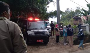 Sempat Ditolak Warga, Jenazah Pasien Covid-19 di Pasirnanjung Sumedang, Akhirnya Dimakamkan Ambulans RSUD Cicalengka saat mengantarkan jenazah warga Desa Pasirnanjung, Kecamatan Cimanggung, Kabupaten Sumedang yang diduga meninggal terpapar Covid-19. (Yanuar Baswata/Jabar Ekspres)