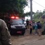Ambulans RSUD Cicalengka saat mengantarkan jenazah warga Desa Pasirnanjung, Kecamatan Cimanggung, Kabupaten Sumedang yang diduga meninggal terpapar Covid-19. (Yanuar Baswata/Jabar Ekspres)