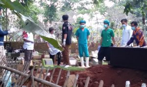 Petugas pengantar jenazah dari RSUD Cicalengka bersama warga Desa Pasirnanjung, Kecamatan Cimanggung, Kabupaten Sumedang saat proses pemakaman. (Yanuar Baswata/Jabar Ekspres)