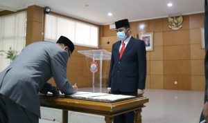 Ngatiyana 'Rolling' Ratusan Pejabat Pemkot Cimahi, Ini Tujuannya Pelaksana Tugas (Plt) Wali Kota Cimahi Ngatiyana melantik pejabat struktural, jabatan fungsional yang diberikan tugas tambahan, dan Pegawai Pemerintahan dengan Perjanjian Kerja (P3K) pada Jumat (11/6) di Gedung A Pemkot Cimahi.