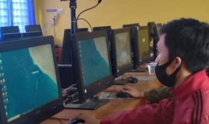 Tim operator SMP Negeri 1 Cicalengka saat lakukan proses pengiriman data siswa untuk PPDB 2021 pada Jumat (11/6). (Yanuar Baswata/Jabar Ekspres)
