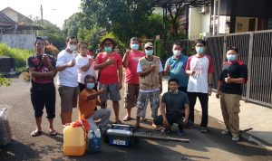 Pengurus RW 08 bersama warga kluster Dahlia dan Delonix, Kelurahan Tirtajaya sebelum lakukan Penyemprotan Sarang Nyamuk (PSN) 3M Plus, Minggu. (Haris Samsuddin/Jabar Ekspres)