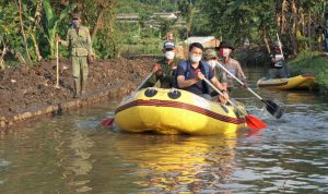 Lestarikan Lingkungan dengan Kampung Bedas Sabumi Wakil Bupati Bandung, Sahrul Gunawan (kanan).