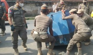 PENERTIBAN: Satpol PP tertibkan sejumlah PKL yang berjualan di area terlarang di KBB.