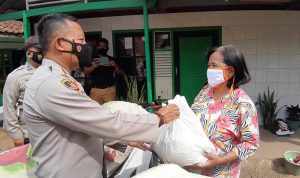 Kapolsek Dayeuhkolot, Kompol Tedi Rusman menyalurkan bantuan sembako pada keluarga pasien Covid-19 yang isolasi mandiri, di Desa Bojongasih, Senin (14/6). (Yully S Yulainty/Jabar Ekspres)