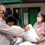Tekan Angka Covid-19, Polsek Dayeuhkolot Salurkan Bantuan Sembako dari Donatur Kapolsek Dayeuhkolot, Kompol Tedi Rusman menyalurkan bantuan sembako pada keluarga pasien Covid-19 yang isolasi mandiri, di Desa Bojongasih, Senin (14/6). (Yully S Yulainty/Jabar Ekspres)