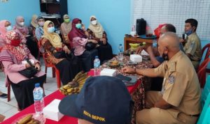 Warga saat mengikuti program sosialisasi pemilahan sampah di Kelurahan Tirtajaya (ist)