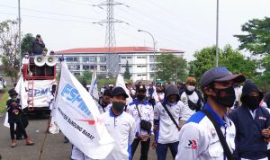 AKSI MASSA: Ratusan buruh menggereduk kantor Pemda KBB.