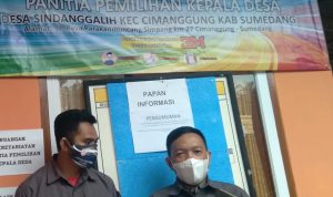 Ketua Panitia Pilkades Sindanggalih Angga R. Wijaya (kanan) di Sekretariat Desa Sindanggalih, Kecamatan Cimanggung, Kabupaten Sumedang, Senin (14/6). (Yanuar Baswata/Jabar Ekspres)