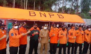 Bupati Bandung, Dadang Supriatna (tengah) saat foto bersama anggota BPBD Kabupaten Bandung di Kecamatan Cikancung, Selasa (15/6).