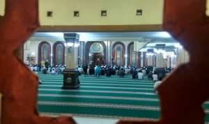 Ilustrasi pelaksanaan kegiatan salat berjamaah di masjid KBB.