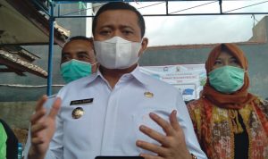 Bupati Sumedang Dony Ahmad Munir, saat ditemui Jabar Ekspres di Kecamatan Cimanggung, Kabupaten Sumedang pada Rabu (16/6). (Yanuar Baswata/Jabar Ekspres)