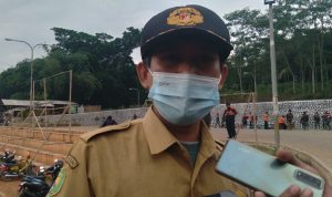 Sekretaris Camat Cikancung Aries R Maolani di Alun-alun Cikancung, Rabu (16/6). (Yanuar Baswata/Jabar Ekspres)