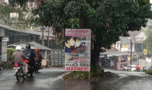Tembus 1.000 Kasus, Kelurahan Cipageran Masuk Zona Merah Spanduk "1.000 Kasus Positif Covid-19" yang dipasang pihak Kelurahan di kawasan wilayah Cipageran, Rabu (16/6). (Intan Aida/Jabar Ekspres)