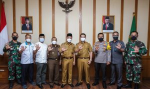 Bupati Bandung, Dadang Supriatna (tengah) bersama seluruh unsur yang terlibat dalam diterbitkannya SE PPKM.