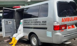 Sopir ambulans, Aan Suherman 52, tengah istirahat setelah mengantar Pasien Covid-19, dengan menggunakan Alat Pelindung Diri (APD). (Yully S Yulianty/Jabar Ekspres)