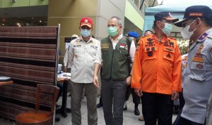 Kasus Bertambah, Lockdown Gedung Sate Diperpanjang Sekretaris Daerah (Sekda) Jabar, Setiawan Wangsaatmadja (tengah).