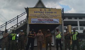 Kepala Seksi Ketentraman dan Ketertiban (Kasi Trantib) Kecamatan Cicalengka, Yuliani (tengah) saat foto bersama usai memasang sepanduk penutupan Alun-alun, Kamis (17/6). (Yanuar Baswata/Jabar Ekspres)