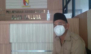 Sekretaris Desa Waluya Beni Yogaswara saat ditemui di kantor desa, baru-baru ini. (Yanuar Baswata/Jabar Ekspres)