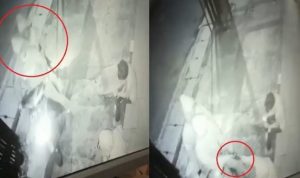 Modus Perampokan di Cimahi, Pura-pura Cari Alamat, HP Korban Tak Selamat AKSI PERAMPOKAN: 2 perampok yang berboncengan, sesaat sebelum mengambil handphone milik korban saat di tempat kejadian perkara.