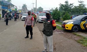Tekan Penyebaran Covid-19, Kelurahan Rancaekek Kencana Bandung Gencar Operasi Prokes Lurah Rancaekek Kencana, Irwan Hardiansyah (kanan) bersama tim gabungan TNI-Polri dan Satgas Covid-19 saat melakukan operasi prokes, Jumat (18/6).