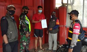20 Warga di Kelurahan Rancaekek Kencana Positif Covid-19 Lurah Rancaekek Kencana Irwan Hardiansyah (tengah) saat operasi prokes sekaligus berikan selembaran aturan PPKM, Jumat (18/6). (Yanuar Baswata/Jabar Ekspres)