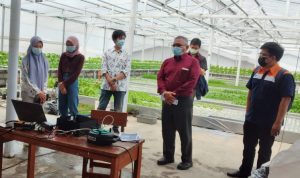 Ketua Pelaksana, Aep Supriyadi (tengah) bersama Estiyanti Ekawati, Irvan Budiawan dan Dede Irawan Saputra saat membuka pelatihan Otomasi bagi petani di Desa Cipacing, Jatinangor, Sabtu (19/6) kemarin.
