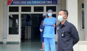 225 Tenaga Kesehatan Kabupaten Bandung Ikut Terpapar Covid-19 Salah seorang petugas Nakes RSUD Al-Ihsan sedang berjaga di Ruang Isolasi Zamzam, Sabtu (19/6). (Yully S Yulianty/Jabar Ekspres)